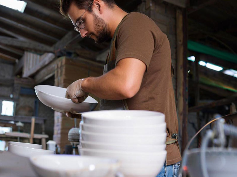 Quality assurance inspection for ceramic dinner sets plates and bowls before shipment