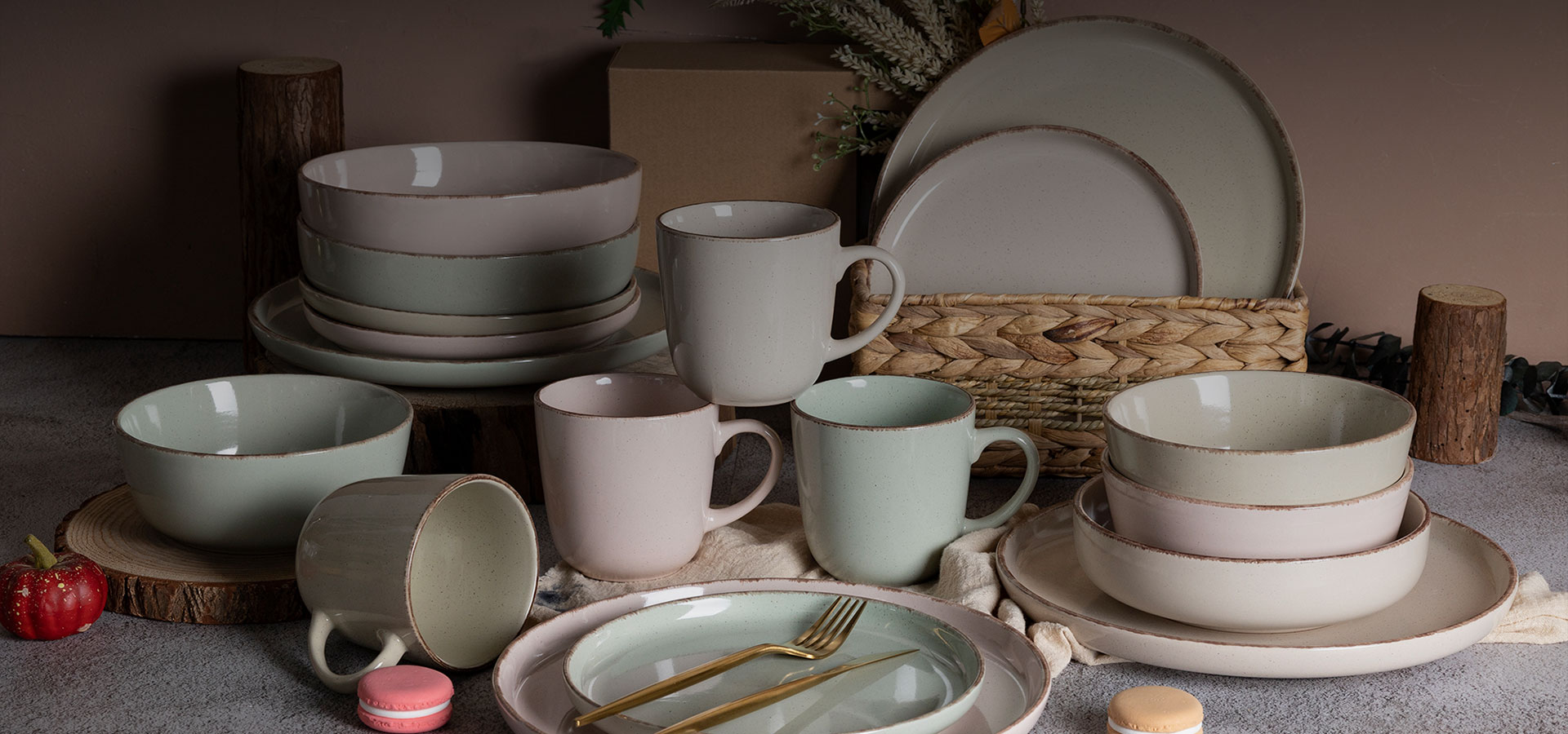 Floral porcelain dinnerware set with teapot and cups, wholesale ceramic tableware