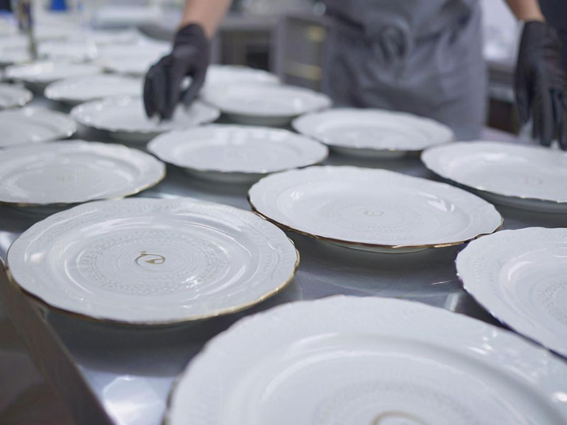 Ceramic dinnerware production techniques glazing and firing process for wholesale plates